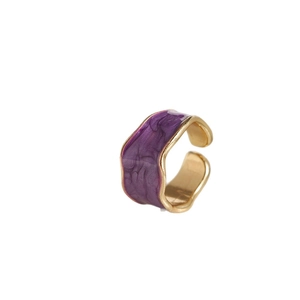 Anillo ondulado dorado minimalista con esmalte violeta textura mármol y diseño abierto