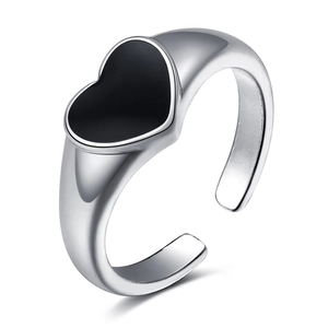 Bague ouverte punk ajustable avec un cœur noir audacieux sur un anneau en métal argenté poli