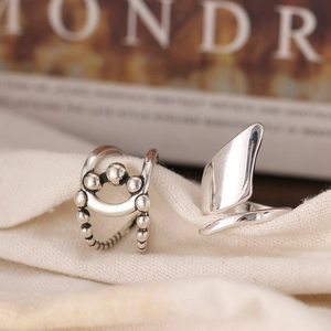Détails de bagues en argent avec motif perles vintage et design d'ailes minimaliste