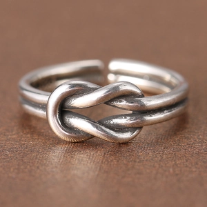 Vue macro de la bague en argent S925 avec nœud torsadé et finition vintage oxydée