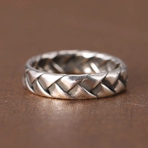 Bague punk vintage en argent tressé avec texture tissée et finition en métal