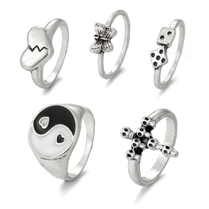 Fünfteiliges Vintage-Ring-Set in Silber mit Totenkopf und Herz im Retro-Stil Design