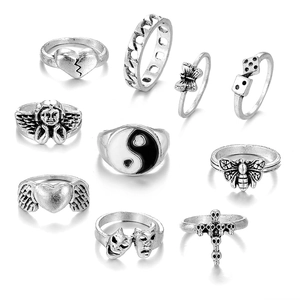 Detaillierte Makroansicht von 10-teiligen Vintage-Silber Gothic-Punk-Ringen auf Weiß