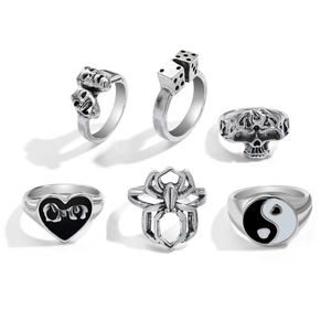 Detailansicht des 6-teiligen Vintage-Gothic-Ring-Sets mit Totenkopf-, Würfel- und Herzdesign