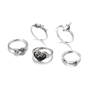 Detailansicht von fünf Retro-Gothic-Ringen mit Würfel- und Herzmotiven in antikem Silber-Look