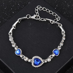 Bracelet argenté avec trois cristaux de cœur bleus et fermoir mousqueton réglable