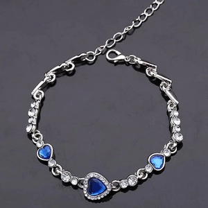 Détail du bracelet cristal cœur bleu avec zircons blancs et fermoir mousqueton