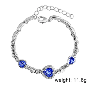Bracelet argenté orné de cristaux bleus en forme de cœur et de zircons, avec un poids de 11,6g