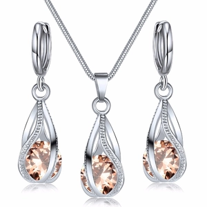 Détails d'une parure en argent avec zircons champagne et pendentifs en forme de goutte