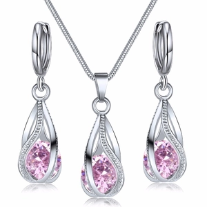 Vue détaillée d'une parure en cristal rose poire avec des accents étincelants