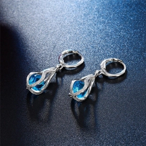 Boucles d'oreilles pendantes argentées avec cristaux de zircon bleu foncé en panier