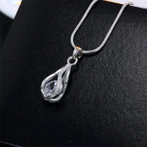 Collier argenté avec pendentif goutte torsadée et zircon cubique sur fond en cuir