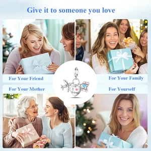 Reise-Charm-Anhänger mit silbernem Flugzeug, rosa Herz und Koffer auf Geschenkhintergrund