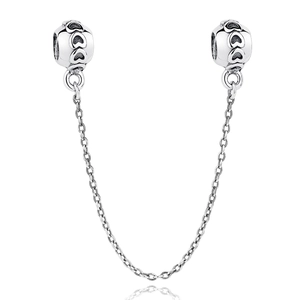 Dettaglio della catena di sicurezza in argento con cuori traforati per bracciali charm