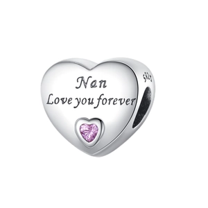 Détail macro du charm coeur en argent S925 avec gravure Nan et zircone rose
