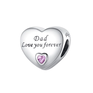 Détail macro du charm coeur en argent S925 avec gravure Dad Love You Forever et zircon