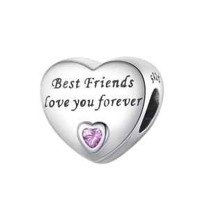 Vue macro du pendentif cœur en argent S925 avec zircon rose et gravure Best Friends