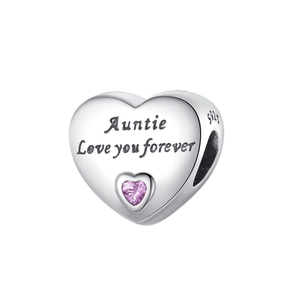 Détail d'une breloque cœur en argent S925 avec zircon rose et gravure Auntie Love You