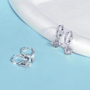 Detail van S925 sterling zilveren kraanvogel oorringen met witte zirkoon steentjes