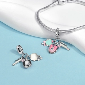 Detailaufnahme von S925 Sterlingsilber-Anhänger mit rosa und blauer Emaille