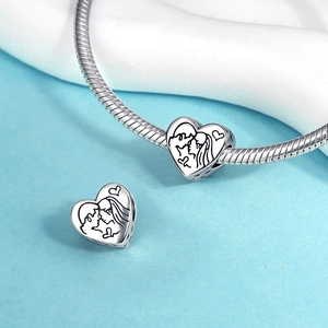 Detail eines S925 Silber-Herzanhängers mit romantischer Gravur für Bettelarmbänder