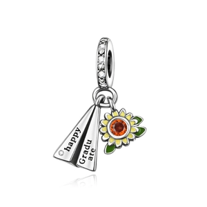 Detail eines silbernen Absolventen-Charms mit Sonnenblume und Kristallen