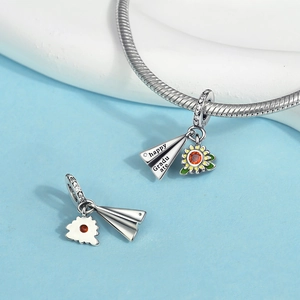 Detail eines Abschluss-Anhängers mit graviertem Silberflugzeug Happy Graduate und Sonnenblume