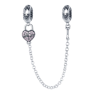 Dettaglio macro della catena di sicurezza con cuore rosa in zircone e perla con lettera B