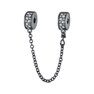 Dettaglio catena di sicurezza in argento S925 con zirconi e finitura in oro nero
