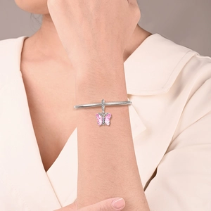 Dettaglio del bracciale snake in argento con ciondolo a farfalla rosa sfumato