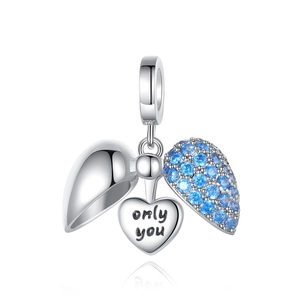 Detailansicht silberner Herzanhänger mit blauen Zirkonia-Flügeln und Gravur Only You