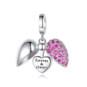 Details eines Herzanhängers aus Silber mit rosa Zirkonia und Gravur forever & always
