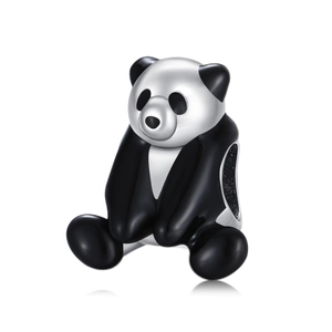 Dettaglio macro di un ciondolo a forma di panda in argento S925 con smalto nero lucido