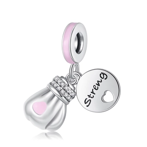 Détail du pendentif gant de boxe avec émail cœur rose et accents de zircons brillants
