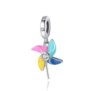 Détail macro du pendentif moulin à vent en argent S925 avec émail et pierres zircons