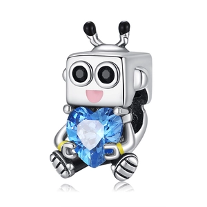 Vista macro di uno charm robot in argento con cristallo blu a forma di cuore per bracciali