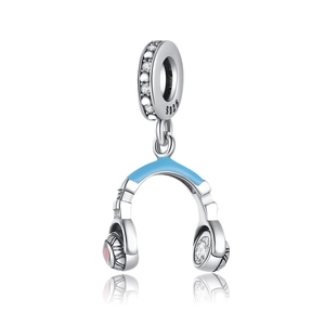 Détail macro du charm casque en argent S925 avec émail bleu et incrustation de cœur