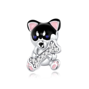 Dettaglio di un charm cane con finitura in smalto e osso in zircone su bianco