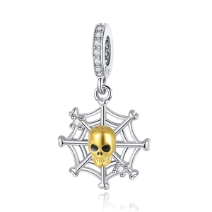Λεπτομέρεια ασημένιου S925 charm με χρυσό κρανίο, ιστό αράχνης και μικρά ζιργκόν