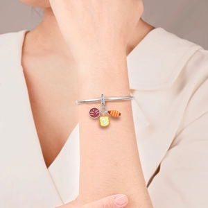 Dettaglio del bracciale a catena serpente d'argento con ciondoli smaltati colorati
