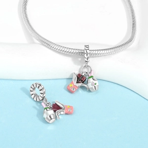 Ciondolo fai-da-te barretta di cioccolato e tazza in argento con cuori in smalto rosa