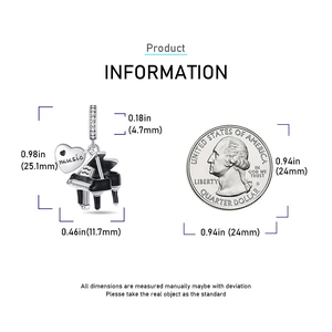 Detalle del dije de piano de plata con dimensiones y moneda como referencia de talla