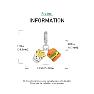 Dettaglio di ciondoli a forma di cibo con patatine e burger in smalto colorato
