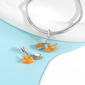 Dettaglio del bracciale snake in argento S925 con ciondoli a forma di tacchino e torta