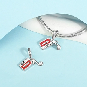 Colgante de cassette de música en plata con esmalte rojo y nota para pulseras DIY