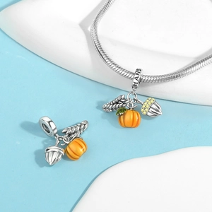 Vista macro di ciondoli in argento S925 per il Ringraziamento con zucca in smalto arancione