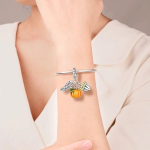 Dettaglio del bracciale a maglia snake in argento con ciondoli a zucca e ghianda