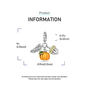 Dettaglio del ciondolo del Ringraziamento con zucca, grano, ghianda e incisione Thanks