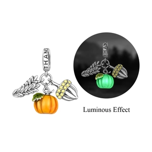 Charm zucca luminosa, grano e ghianda con incisione THANKS in acciaio inossidabile