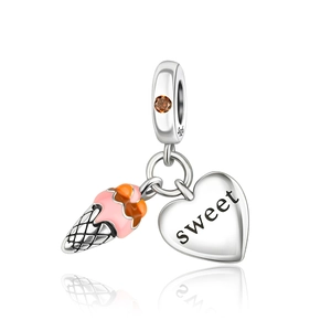 Dettaglio del ciondolo gelato in argento S925 con smalto e cuore inciso sweet